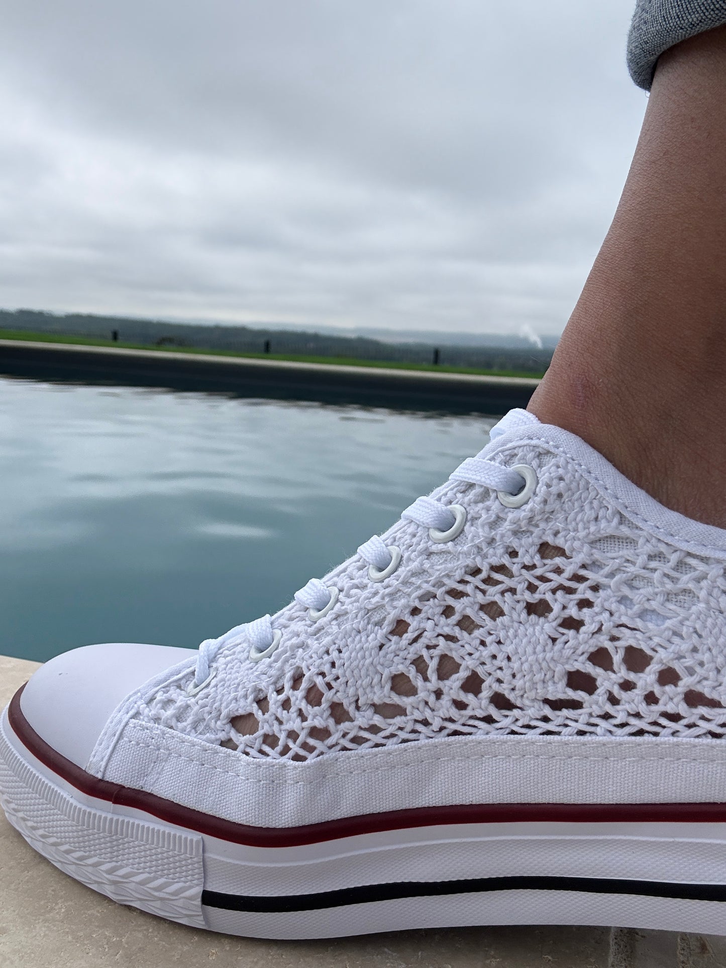 Chaussures baskets basses à dentelle blanche basse en tissu style converse