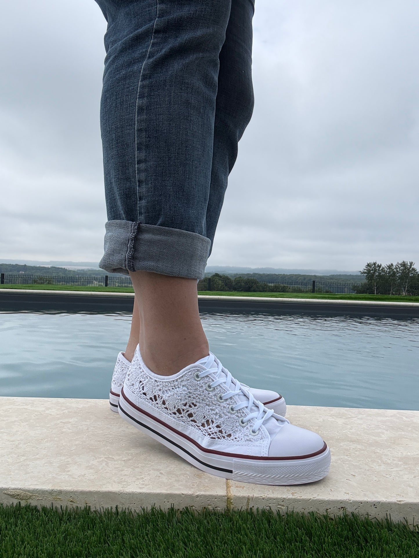 Chaussures baskets basses à dentelle blanche basse en tissu style converse