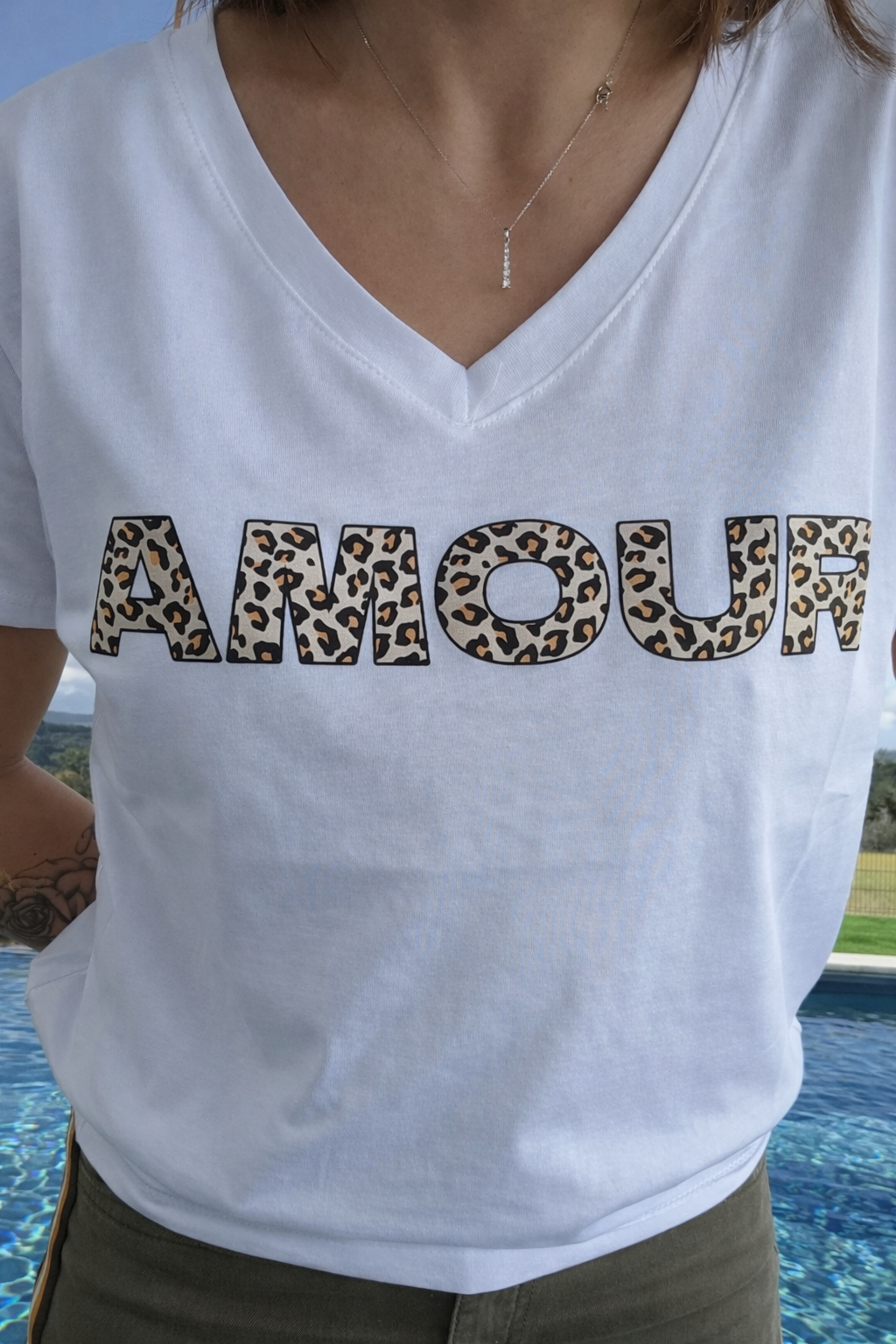 détail t shirt blanc léopard