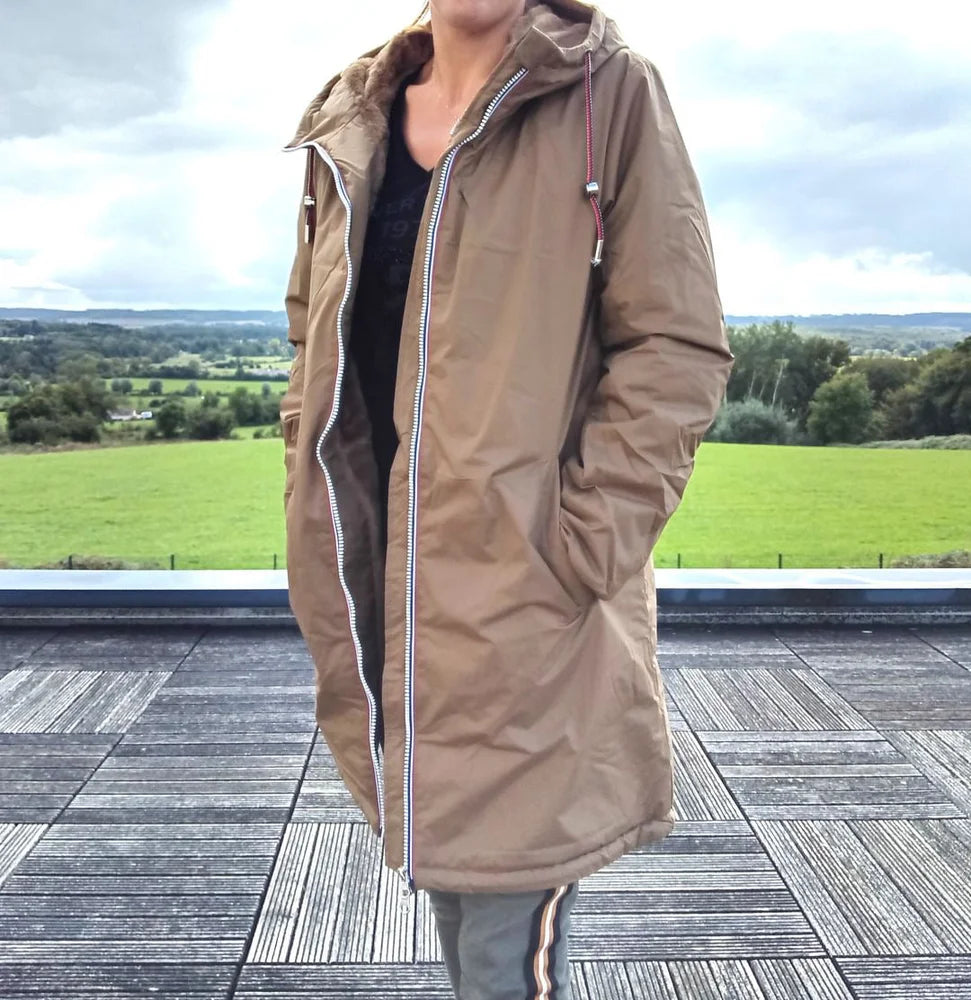 Imperméable long doublé en fausse fourrure cordon tricolore Marque Laura Jo Couleur Camel - Curvy - Le Petit Placard