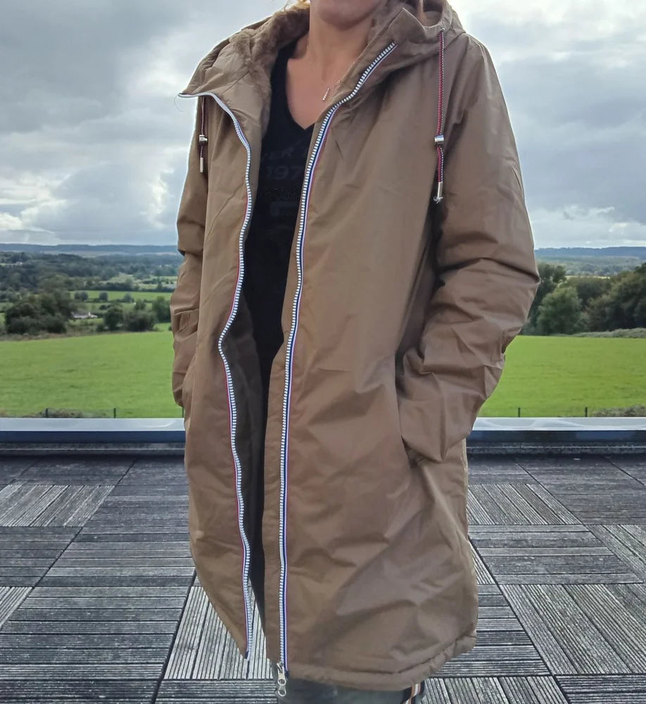 Imperméable long doublé en fausse fourrure cordon tricolore Marque Laura Jo Couleur Camel - Curvy - Le Petit Placard