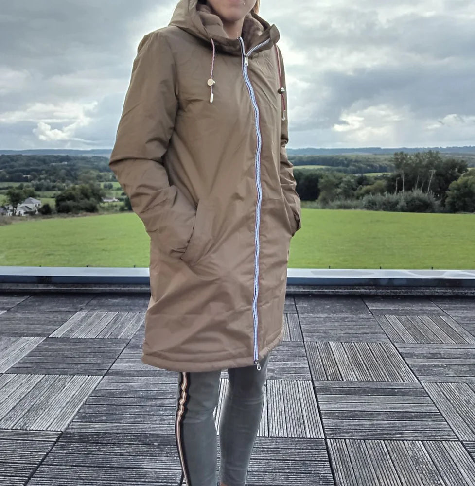 Imperméable long doublé en fausse fourrure cordon tricolore Marque Laura Jo Couleur Camel - Curvy - Le Petit Placard