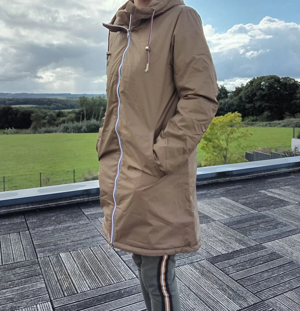 Imperméable long doublé en fausse fourrure cordon tricolore Marque Laura Jo Couleur Camel - Curvy - Le Petit Placard