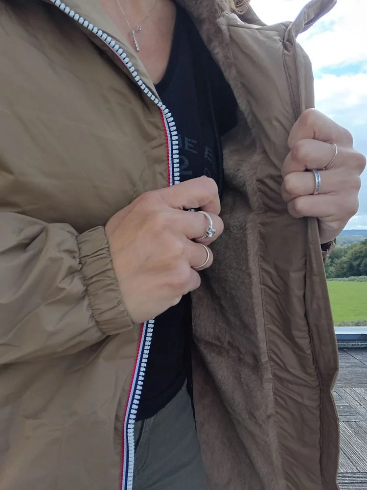 Imperméable long doublé en fausse fourrure cordon tricolore Marque Laura Jo Couleur Camel - Curvy - Le Petit Placard