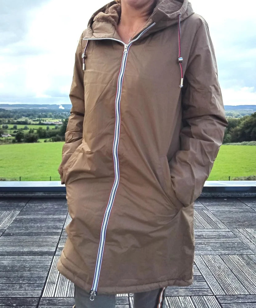 Imperméable long doublé en fausse fourrure cordon tricolore Marque Laura Jo Couleur Camel - Curvy - Le Petit Placard