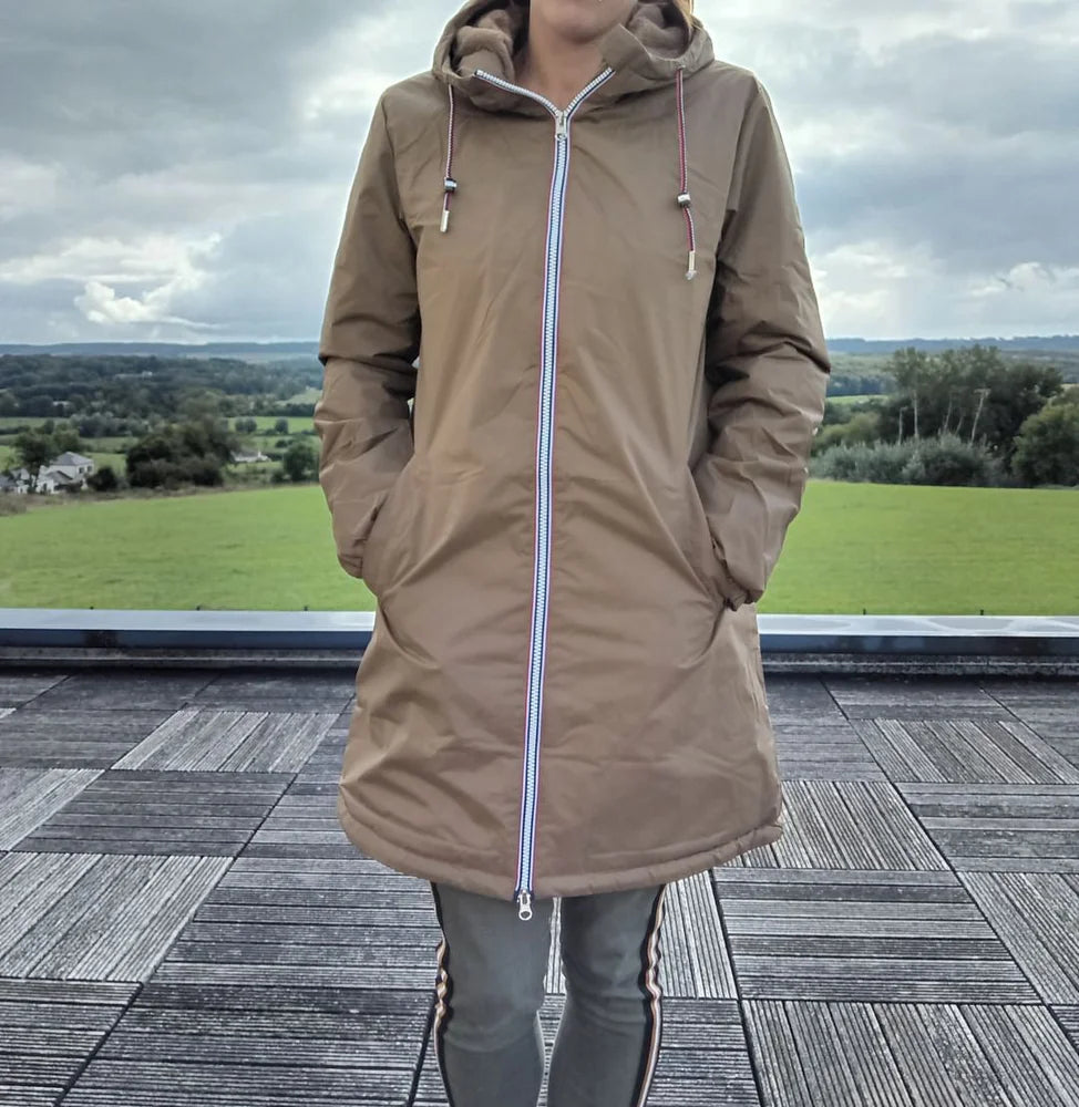 Imperméable long doublé en fausse fourrure cordon tricolore Marque Laura Jo Couleur Camel - Curvy - Le Petit Placard