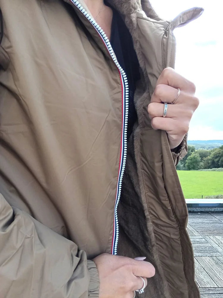 Imperméable long doublé en fausse fourrure cordon tricolore Marque Laura Jo Couleur Camel - Curvy - Le Petit Placard