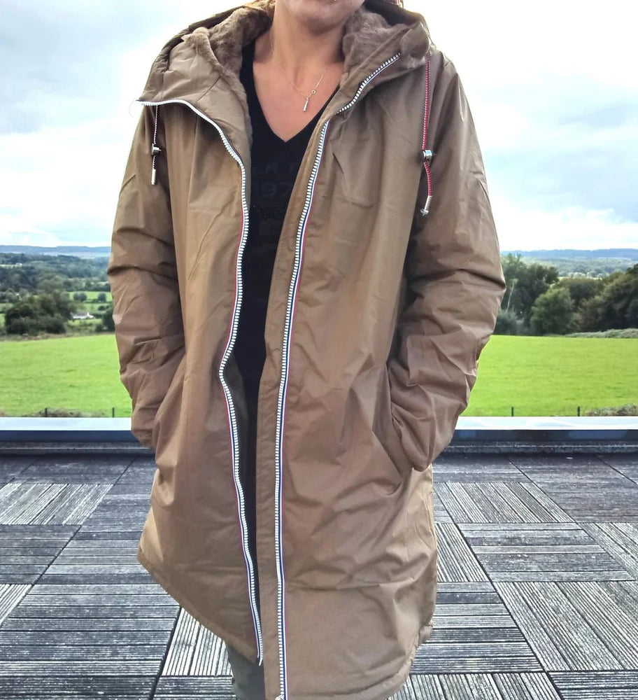 Imperméable long doublé en fausse fourrure cordon tricolore Marque Laura Jo Couleur Camel - Curvy - Le Petit Placard