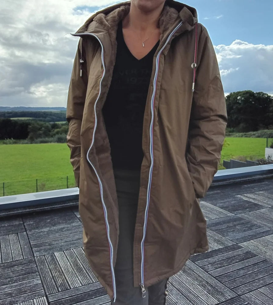 Imperméable long doublé en fausse fourrure cordon tricolore Marque Laura Jo Couleur Camel - Curvy - Le Petit Placard