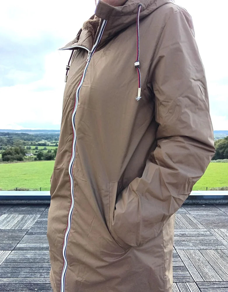 Imperméable long doublé en fausse fourrure cordon tricolore Marque Laura Jo Couleur Camel - Curvy - Le Petit Placard
