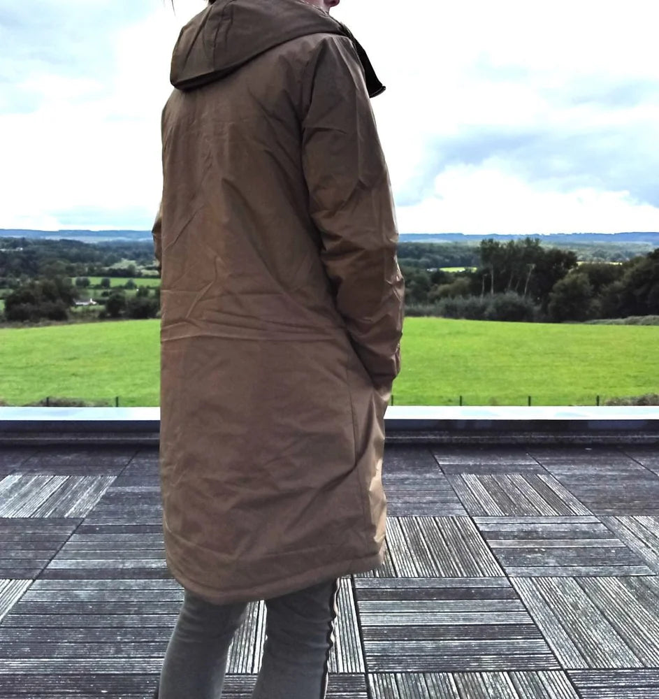 Imperméable long doublé en fausse fourrure cordon tricolore Marque Laura Jo Couleur Camel - Curvy - Le Petit Placard