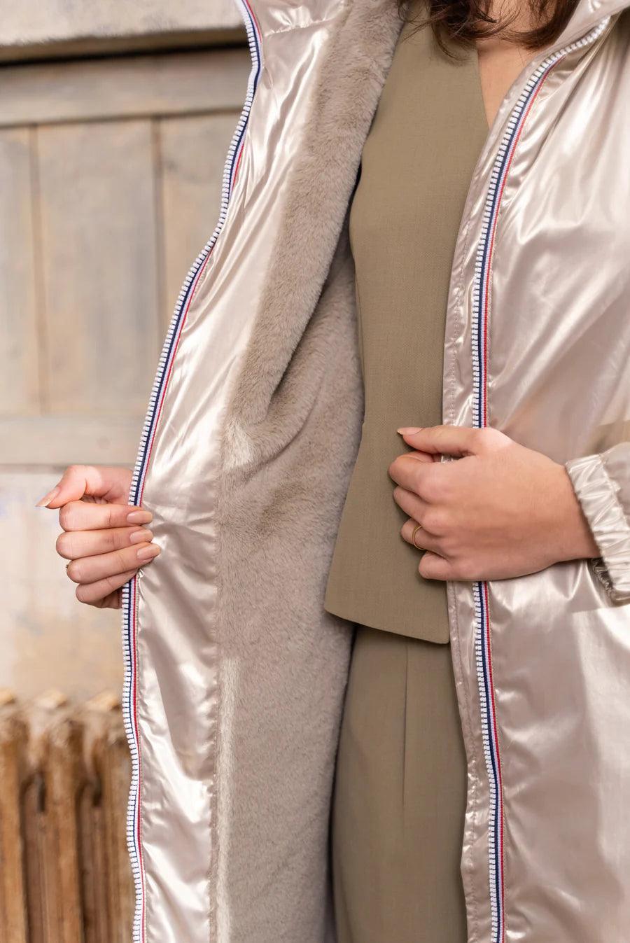 Imperméable long pour femme Laura Jo avec fausse fourrure dorée, cordons tricolores, style élégant et chaud.