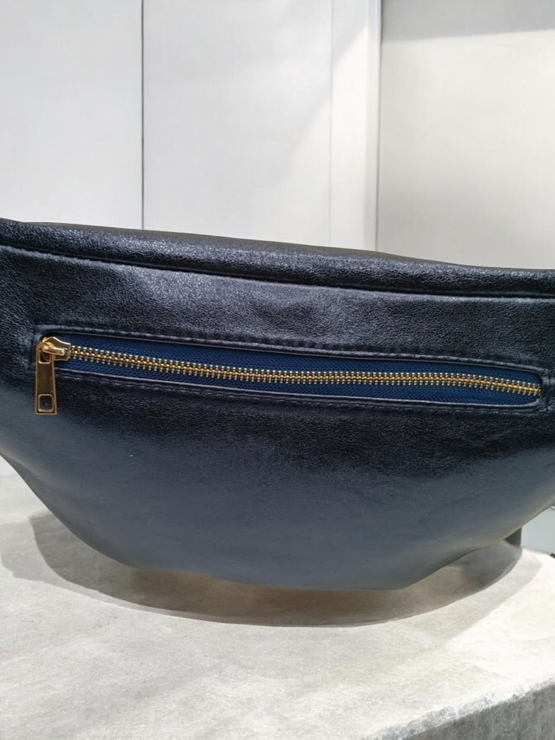 Sac banane XL simili cuir bleu irisé mousquetons dorés Le Petit Placard