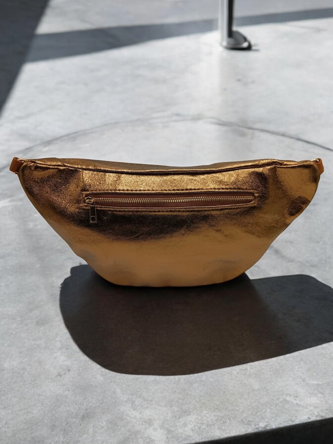 Sac banane XL simili cuir bronze irisé mousquetons dorés Le Petit Placard