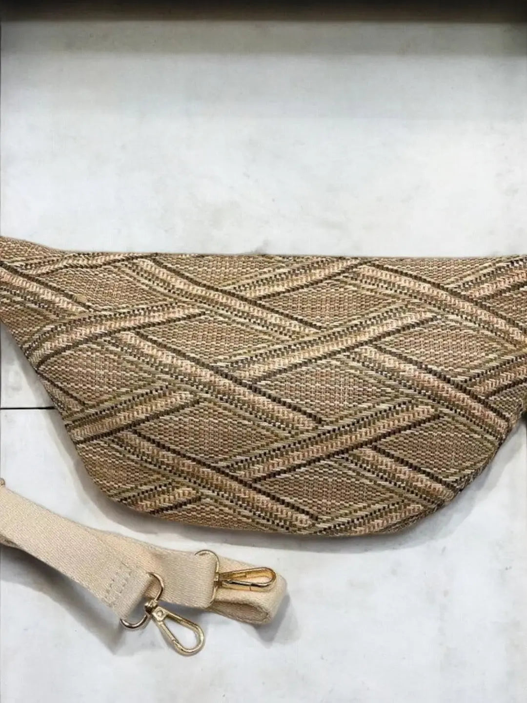 Sac banane XL tressé paille taupe beige Le Petit Placard