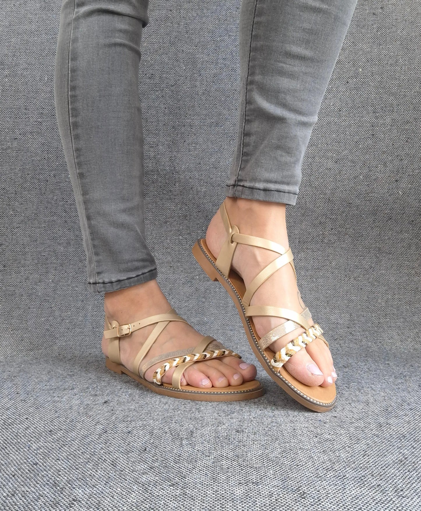 Sandales à brides brillantes et tressées couleur dorée Le Petit Placard