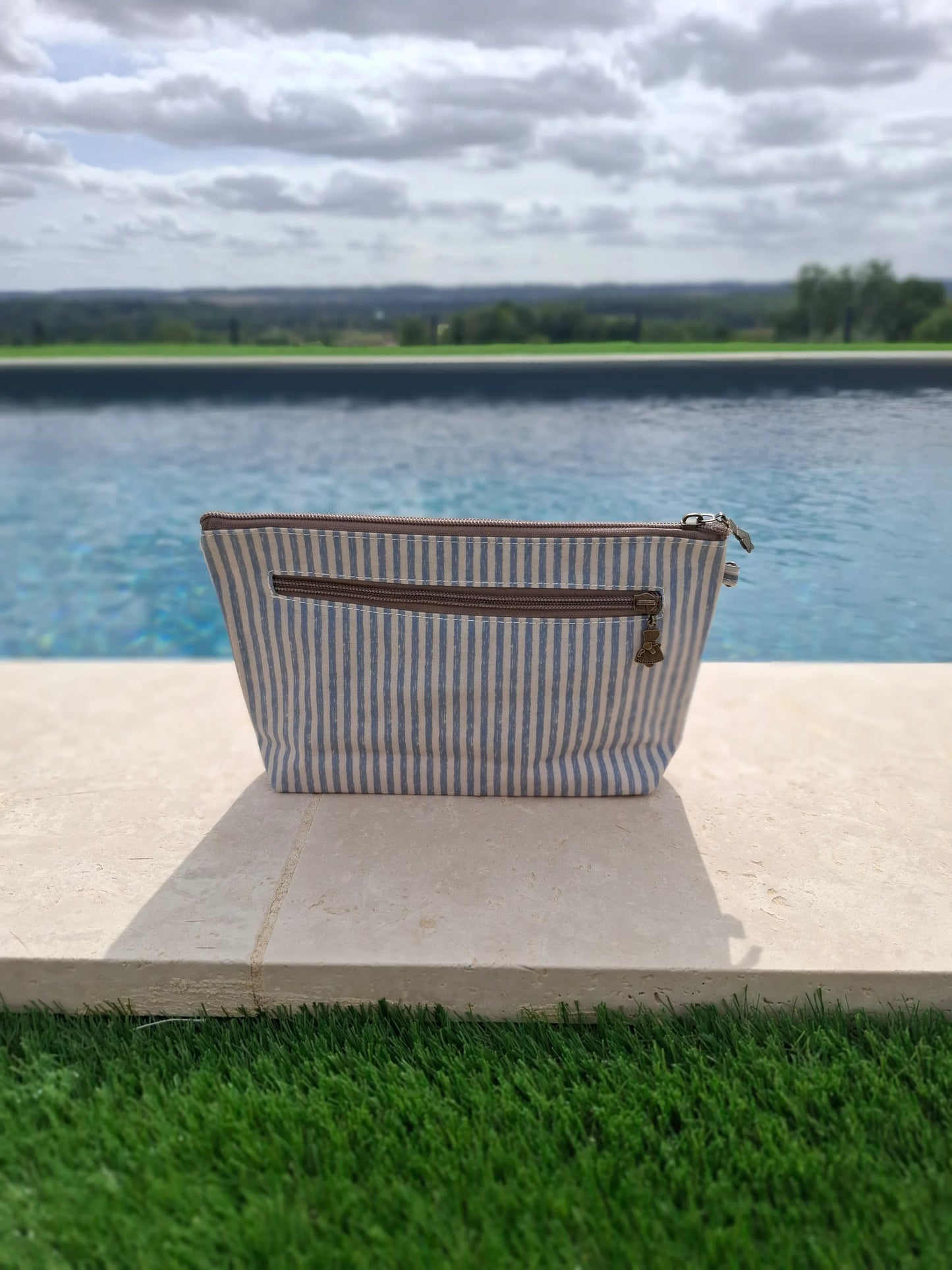 Pochette trousse en tissu imperméabilisé bleu marine et blanc