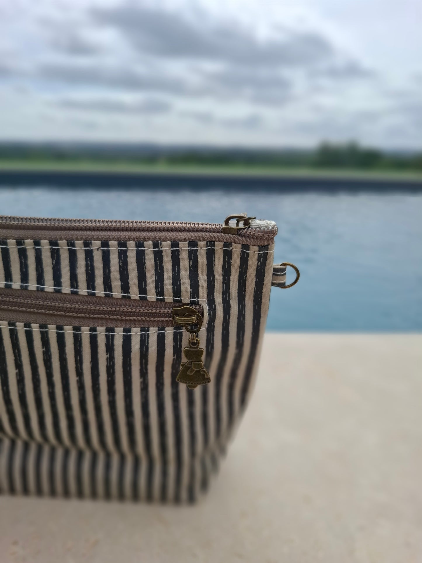 Pochette trousse en tissu imperméabilisé noir et blanc