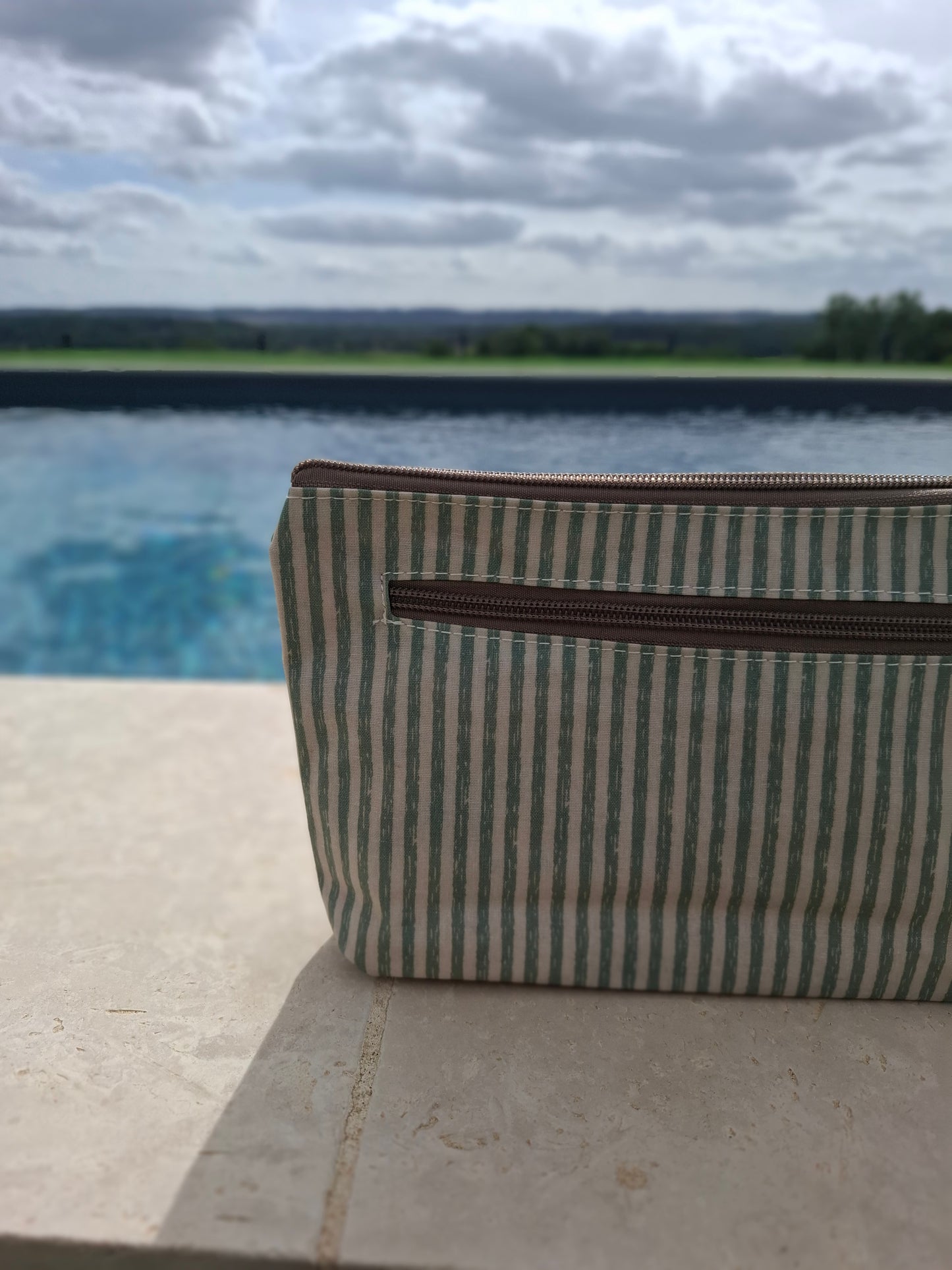Pochette trousse en tissu imperméabilisé vert d’eau et blanc