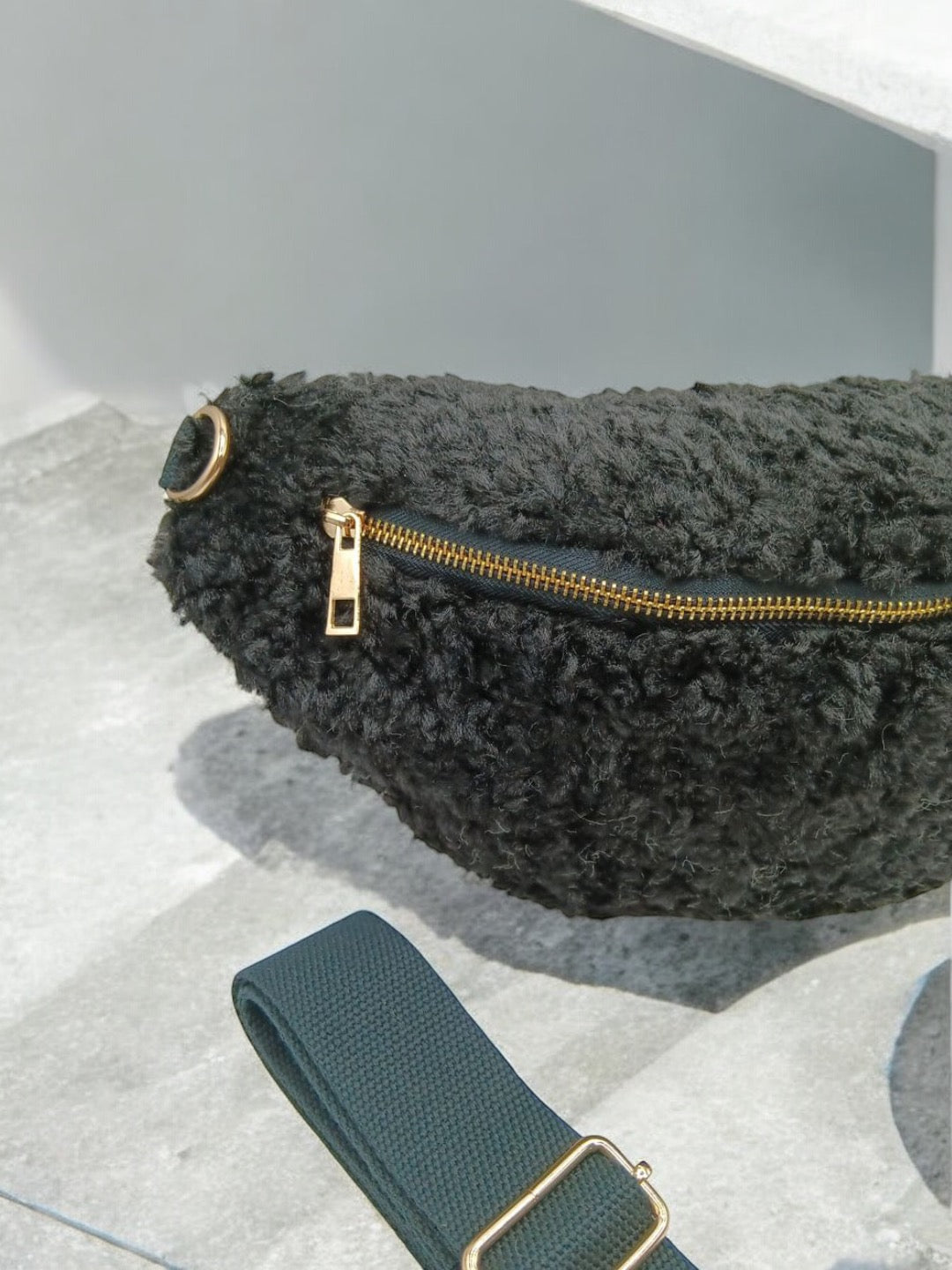 Sac Banane en Mouton Synthétique noir - Le Petit Placard