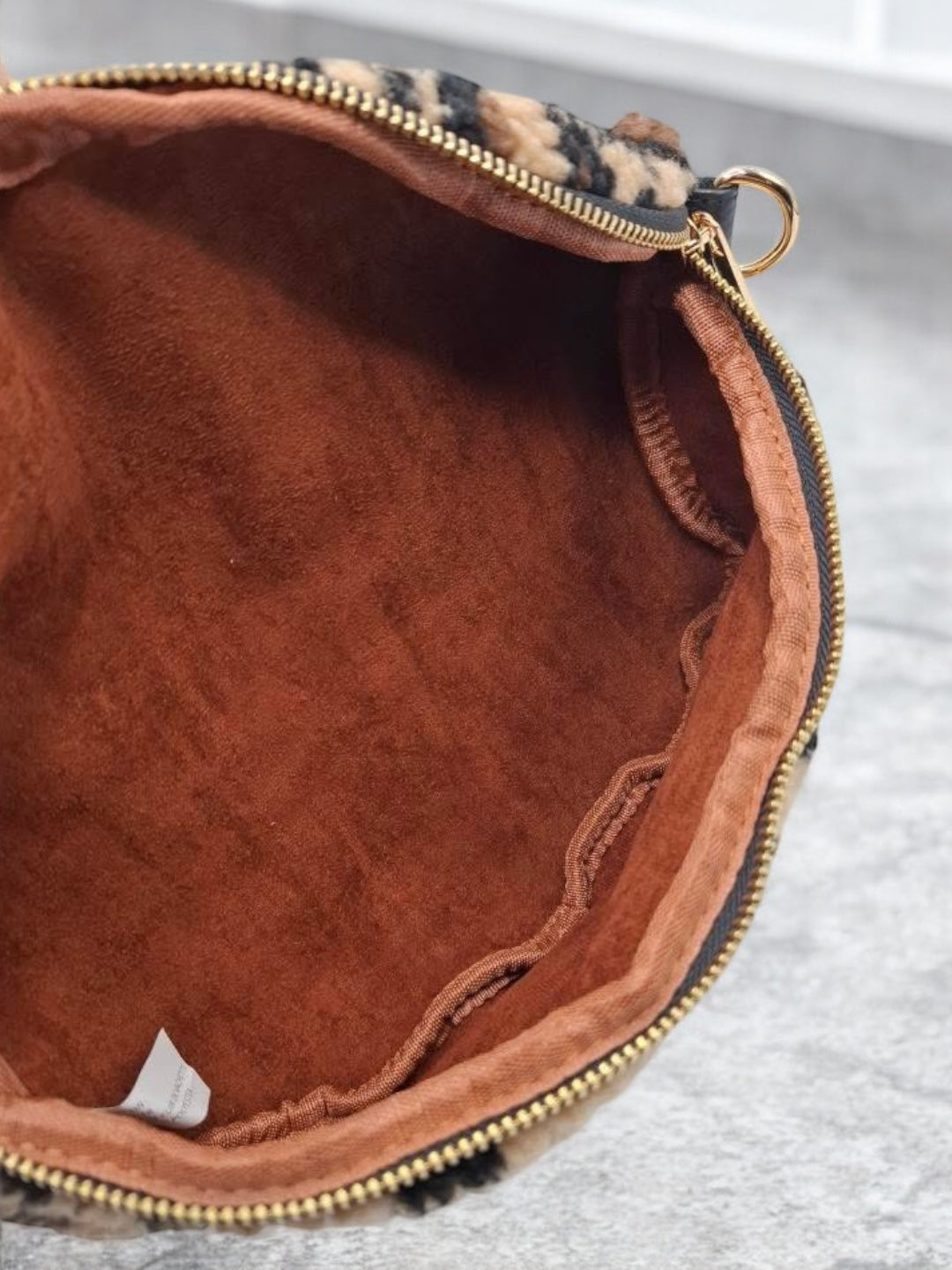 Sac banane peluche moumoute léopard beige bandouliere simili cuir noir - Le Petit Placard