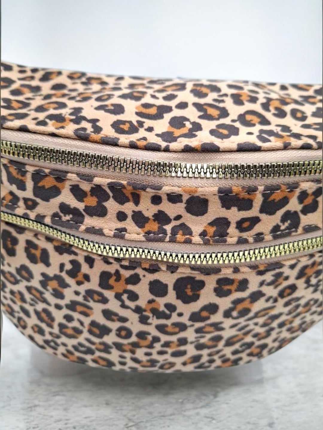 Sac banane tissu doux léopard beige clair 2 poches - Le Petit Placard