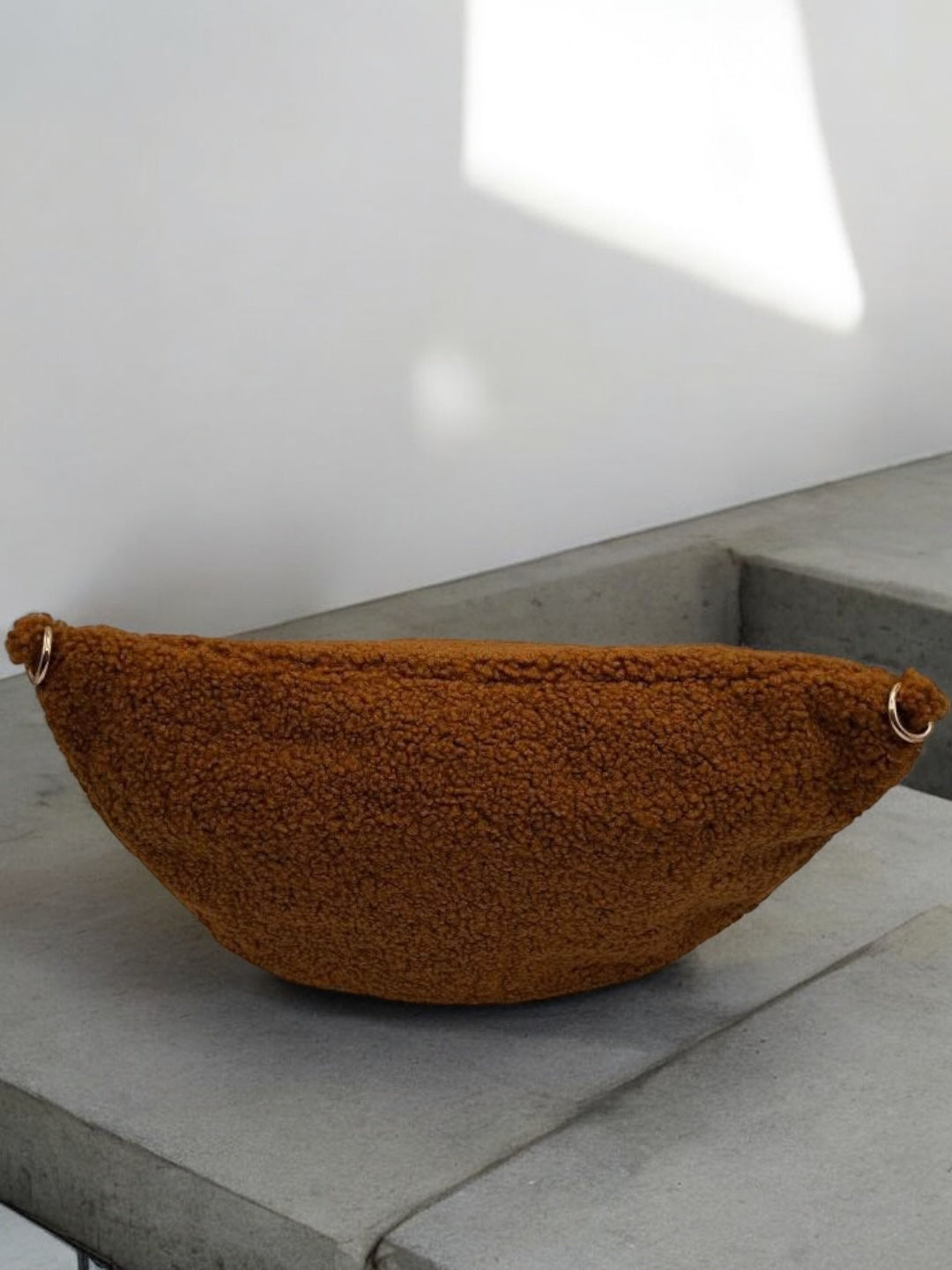 Sac banane XL peluche moumoute camel avec bandouliere moumoute - Le Petit Placard