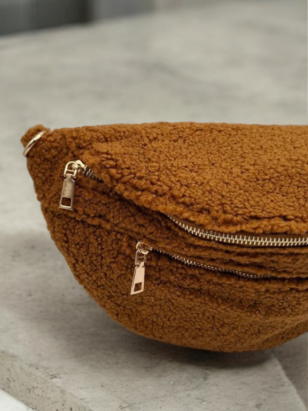 Sac banane XL peluche moumoute camel avec bandouliere moumoute - Le Petit Placard