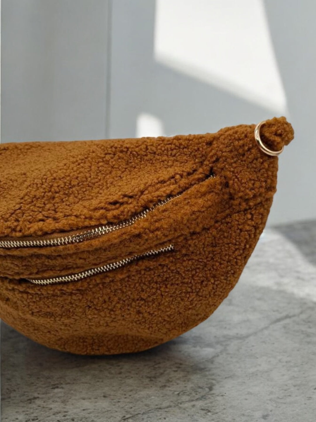 Sac banane XL peluche moumoute camel avec bandouliere moumoute - Le Petit Placard