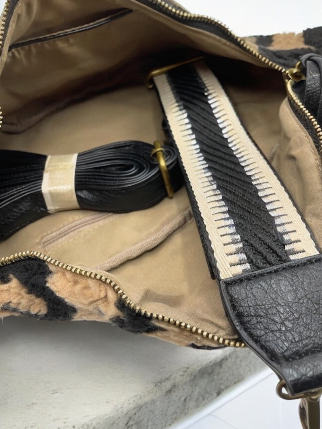 Sac banane XL peluche moumoute léopard taupe - Le Petit Placard