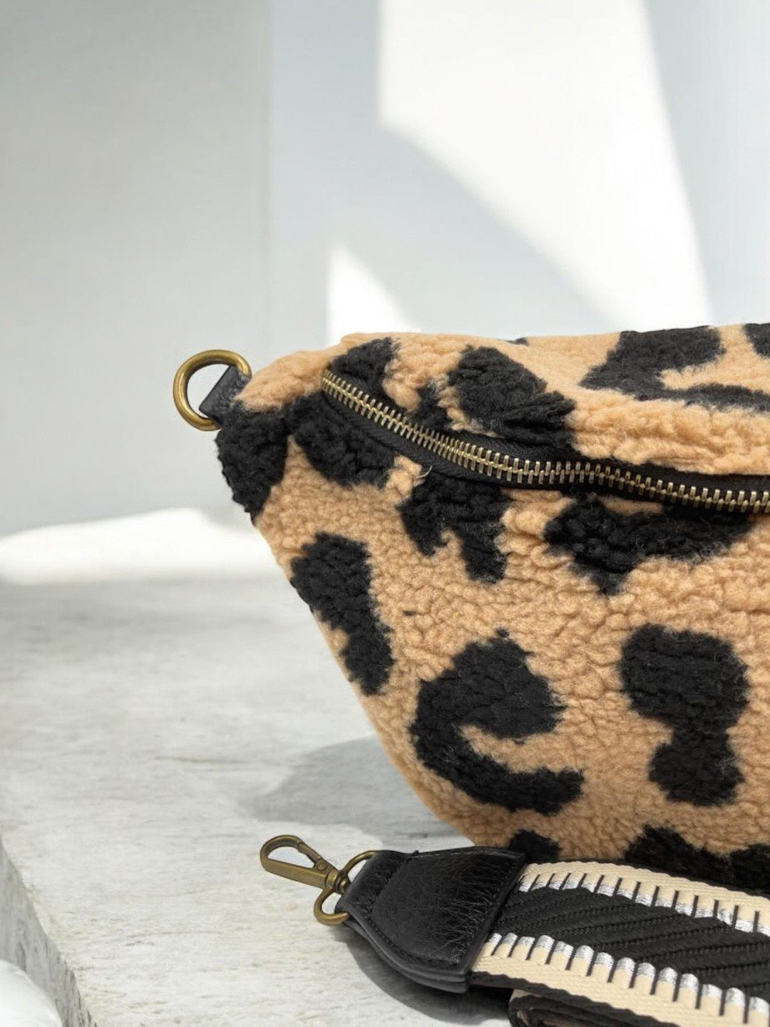 Sac banane XL peluche moumoute léopard taupe - Le Petit Placard