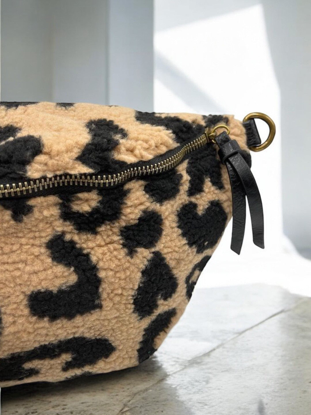 Sac banane XL peluche moumoute léopard taupe - Le Petit Placard
