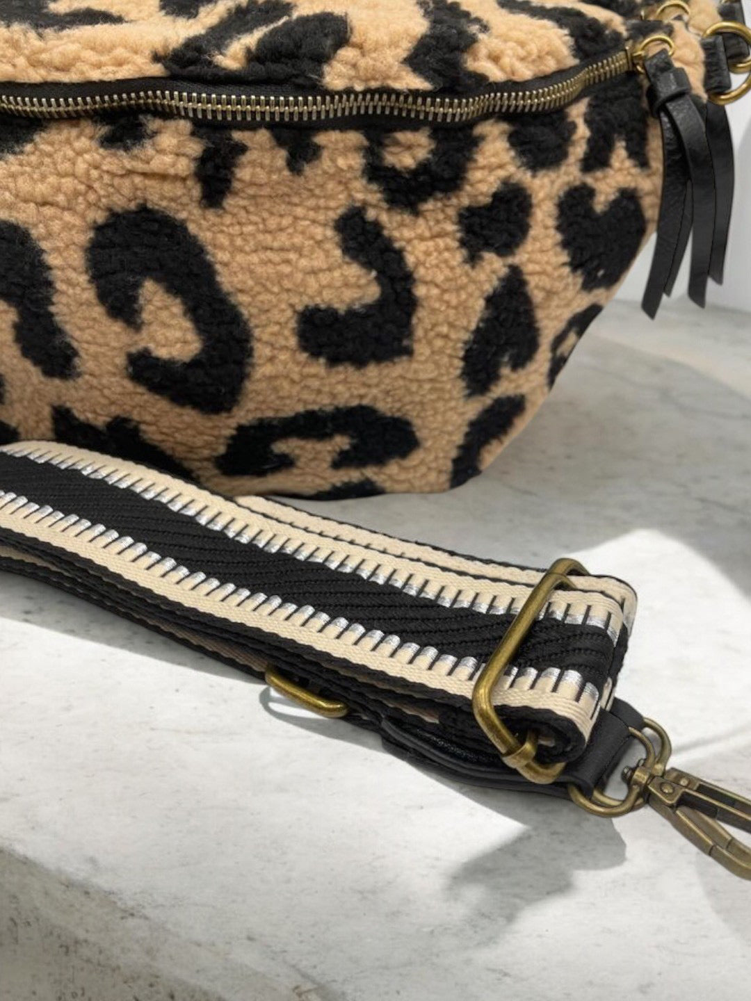 Sac banane XL peluche moumoute léopard taupe - Le Petit Placard