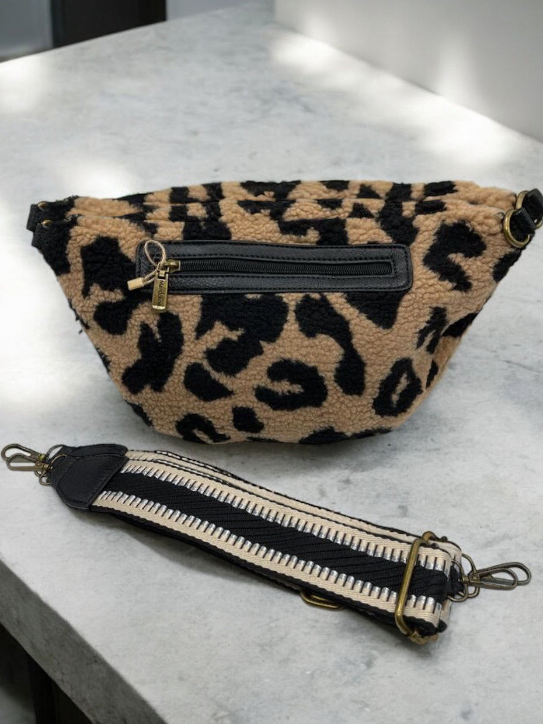 Sac banane XL peluche moumoute léopard taupe - Le Petit Placard