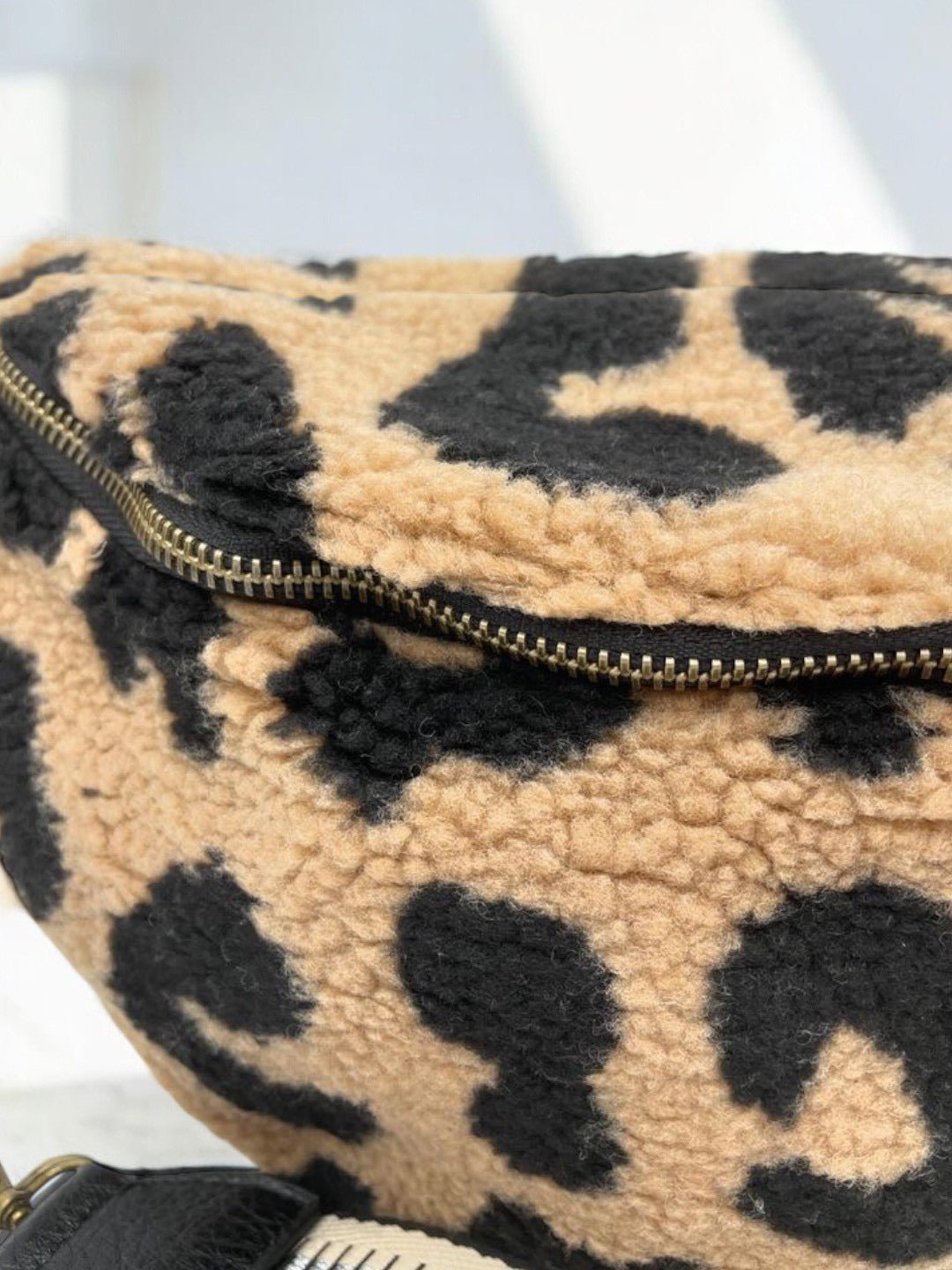 Sac banane XL peluche moumoute léopard taupe - Le Petit Placard