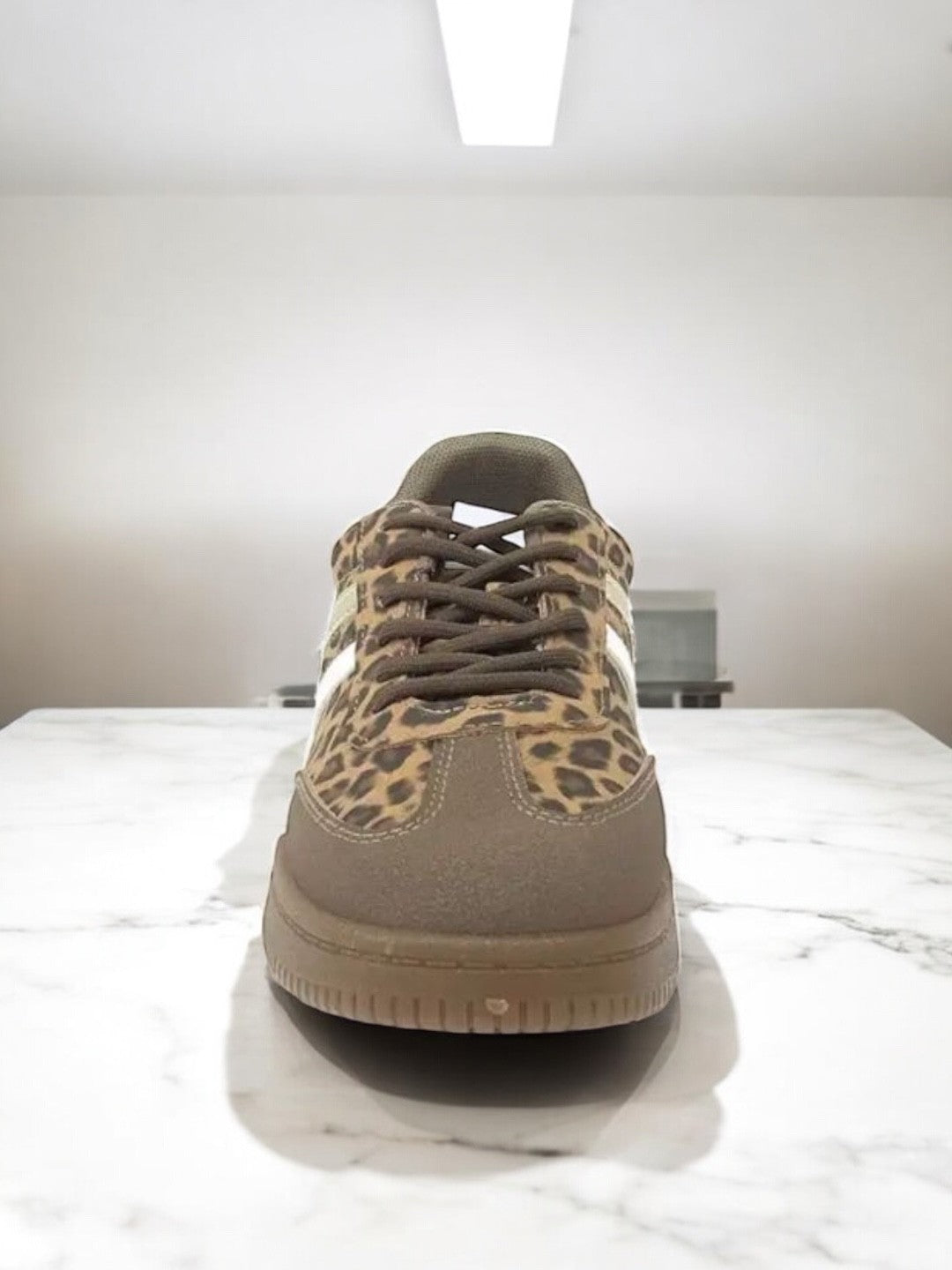 Chaussures baskets imprimé léopard avec bandes blanches et dorées type sneakers