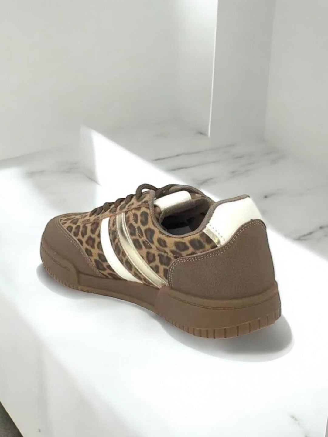 Chaussures baskets imprimé léopard avec bandes blanches et dorées type sneakers