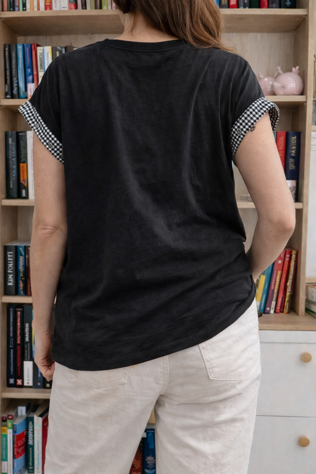 T-shirt noir revers manches vichy vue de dos.