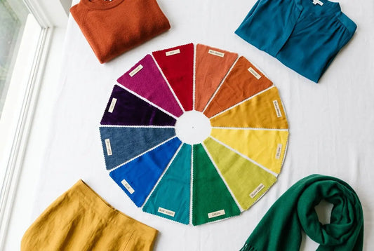 Les couleurs qui vont ensemble pour s'habiller femme : associer les couleurs facilement
