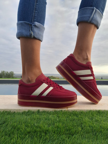 Chaussures baskets basses compensées rouge bordeaux avec bandes blanches style sneakers campus