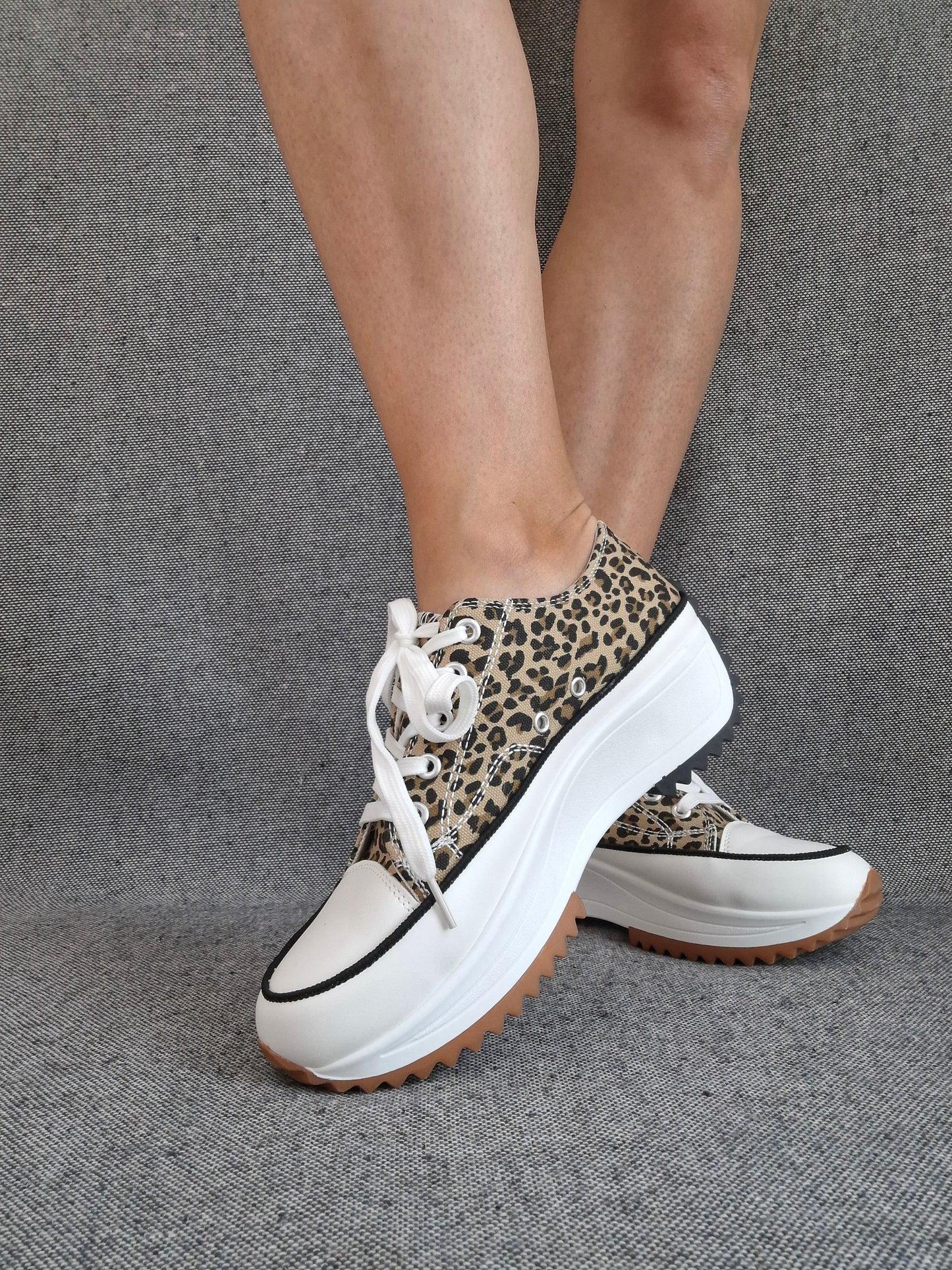 Chaussures baskets basses plate-forme tissu toile motif léopard