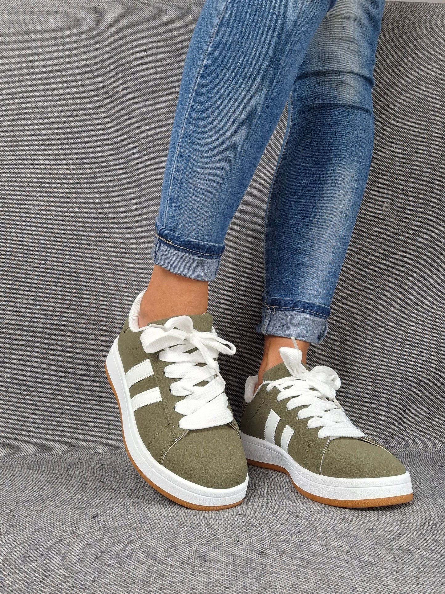 Chaussures baskets basses kaki vert olive à bandes blanches style campus