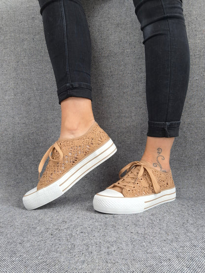 Chaussures baskets basses à dentelle beige foncé en tissu style converse