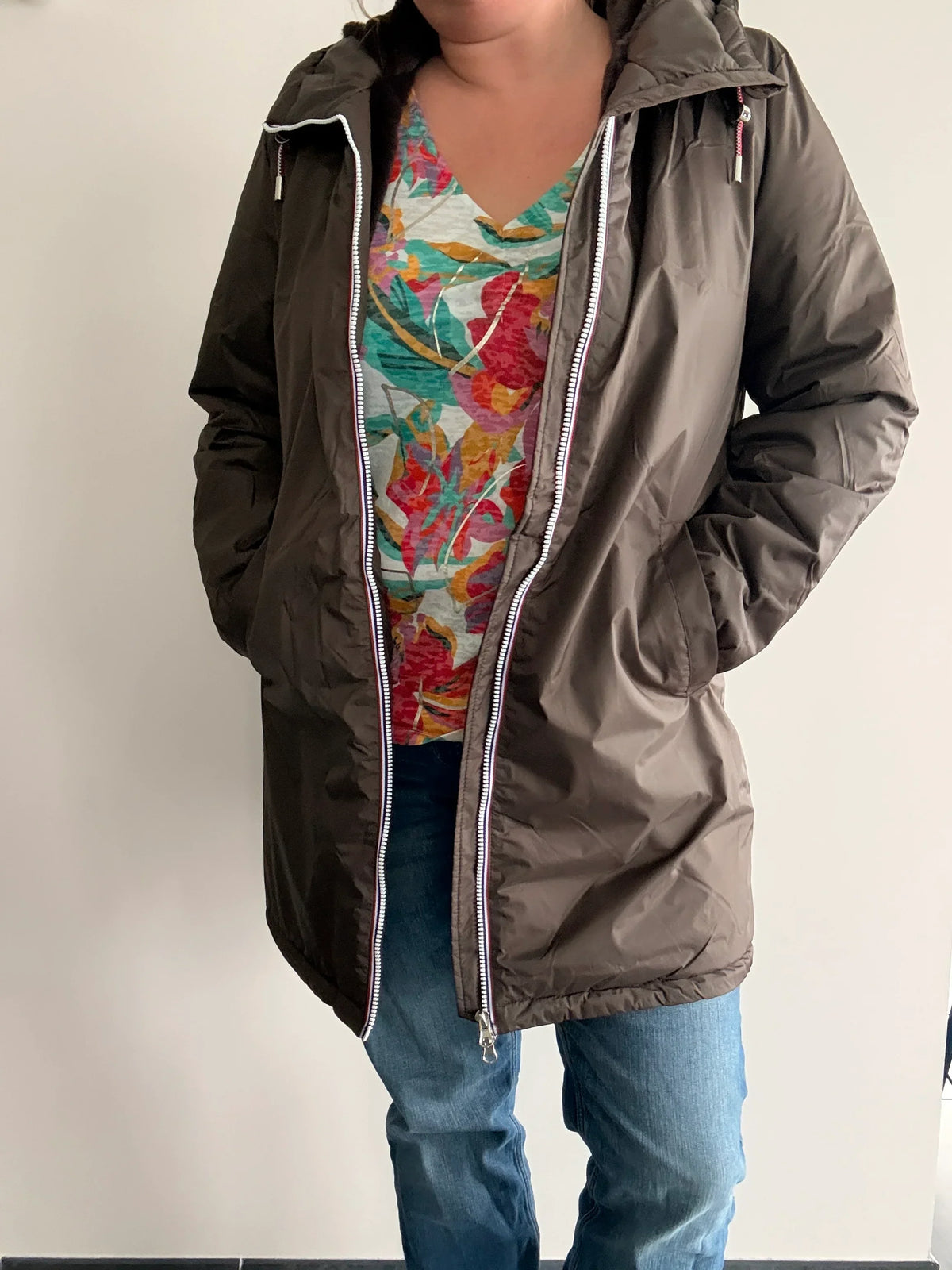 Parka imperméable longue fourrée pour femme Laura Jo en marron chocolat avec capuche, manteau chaud et pratique.