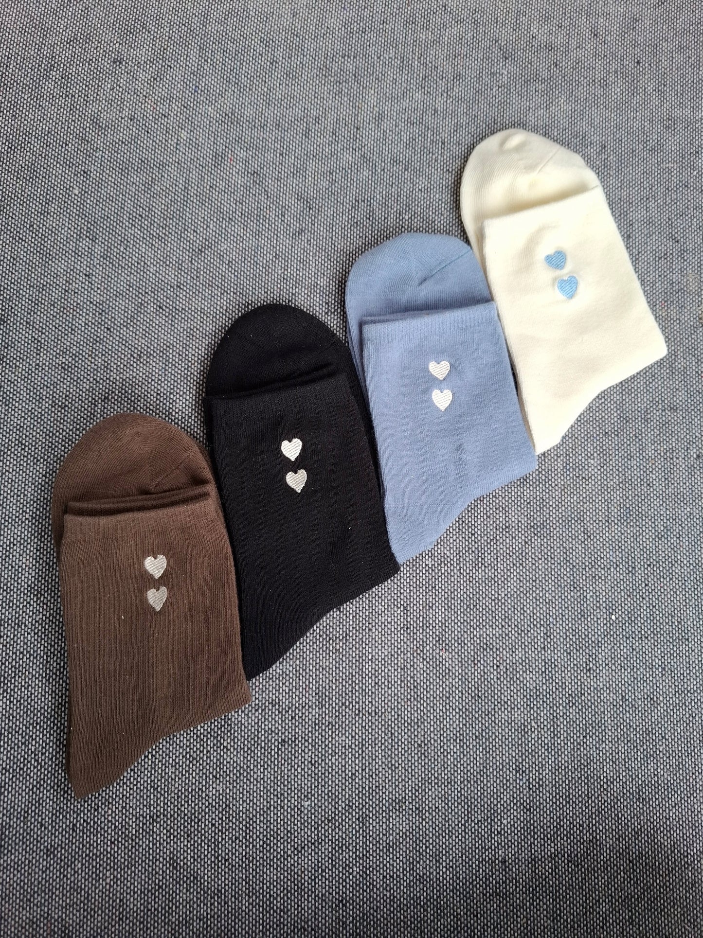 Paire de chaussettes marrons en coton à motif cœurs blancs