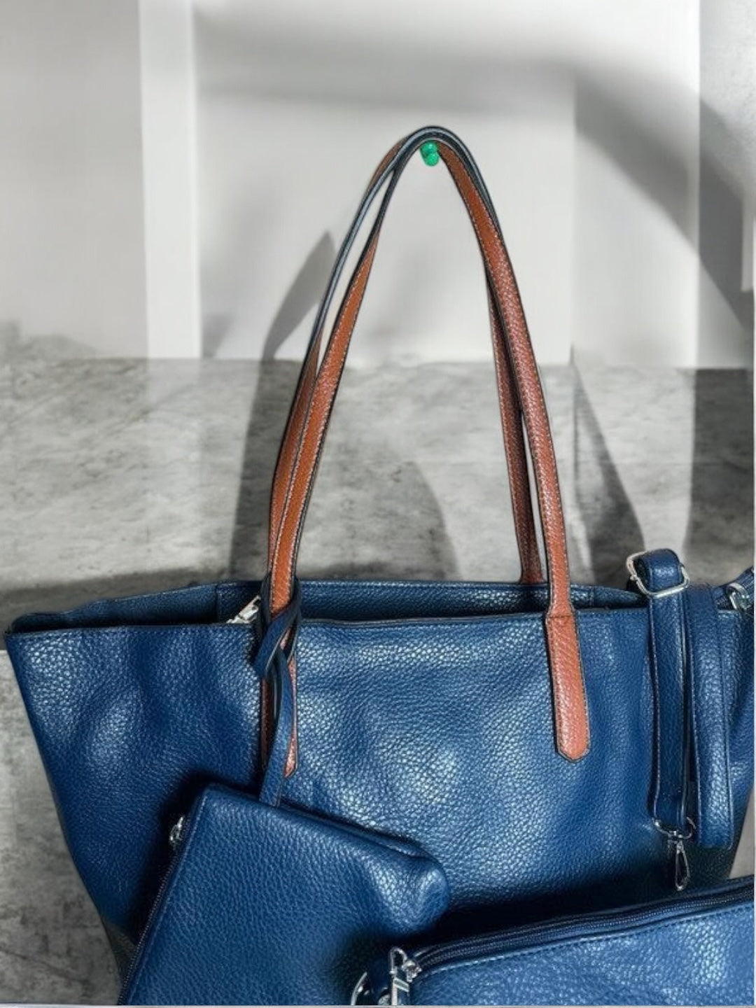 Sac à main 3 pieces simili cuir bleu marine avec porte monnaie et trousse et anses camel