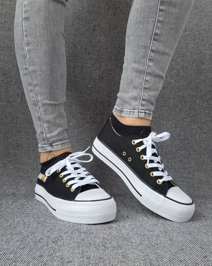 Chaussures baskets basses en toile noir avec inscription “Amor” style converse