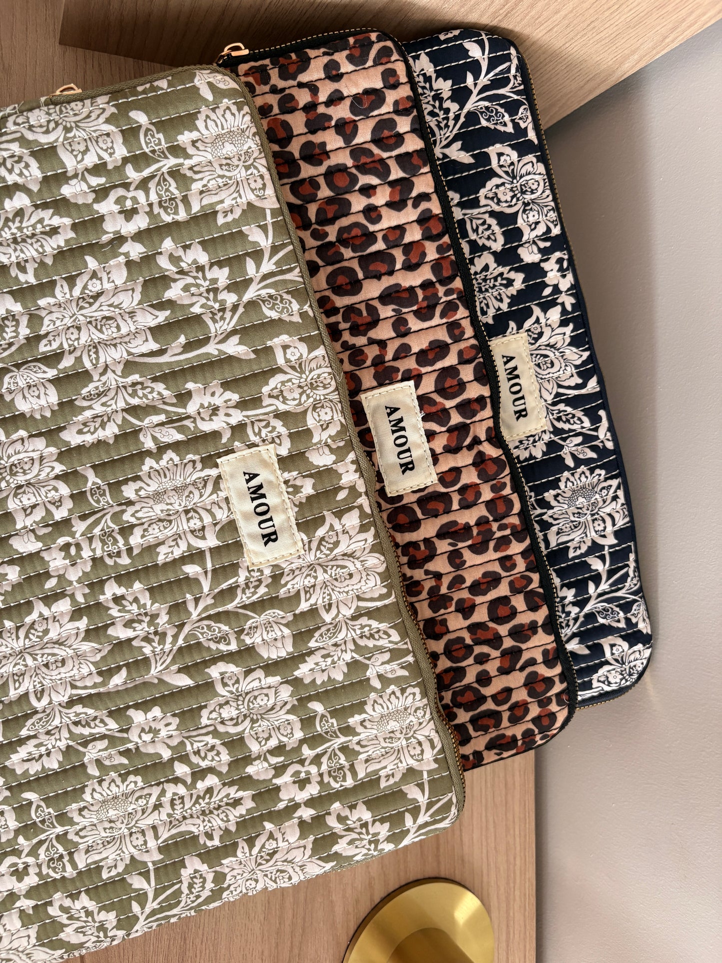 Pochette housse pour ordinateur en coton matelassé liberty floral toile de jouy couleur Kaki et blanc