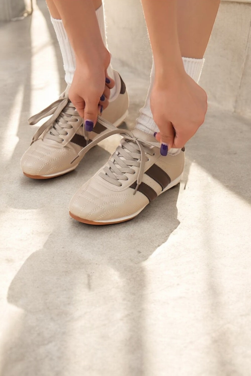 Chaussures baskets basses beiges à bandes marron style sneakers