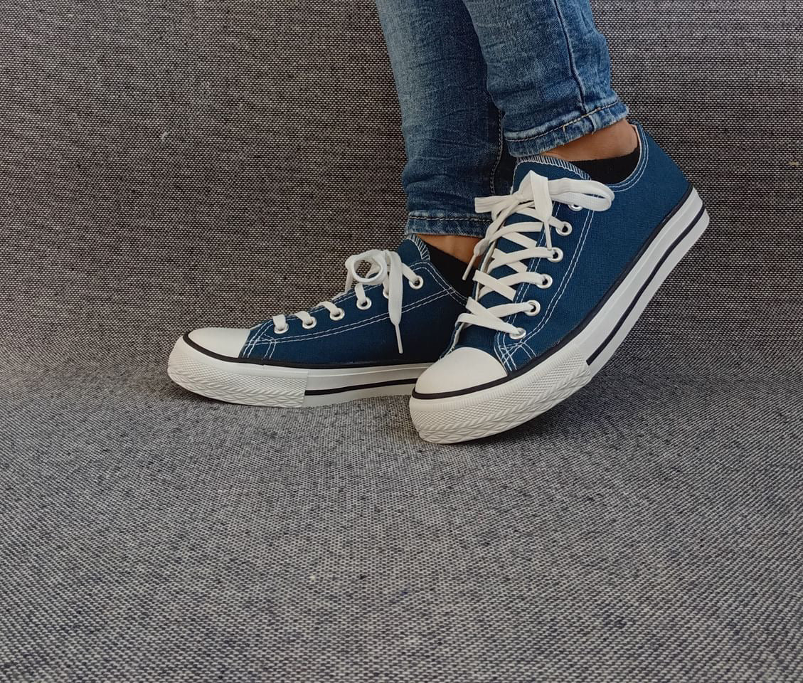 Chaussures baskets basses toile bleu pétrole style converse